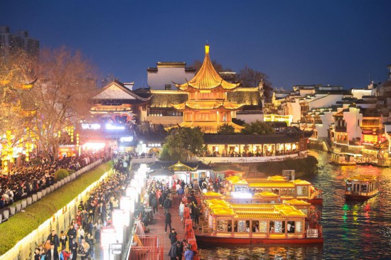 2月14日，游客在南京夫子廟景區(qū)賞燈游玩。（新華社發(fā)，蘇陽攝）