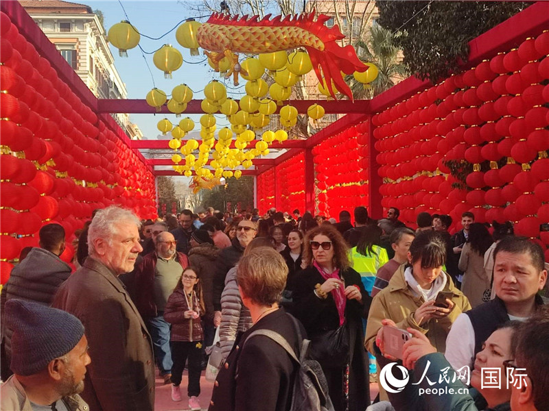 游園會入口處張燈結(jié)彩，人流如織。人民網(wǎng)記者鄭彬攝