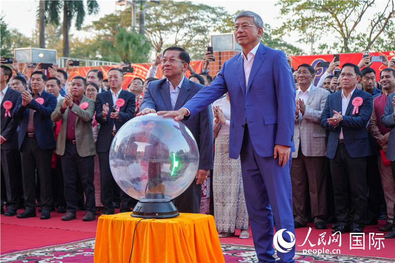 敏昂萊主席和陳海大使在中方援建和改造升級的仰光杜溫納國家體育館前共同按亮水晶球，啟動“錦繡唐人街”新春慶典-人民網(wǎng)記者謝佳君攝