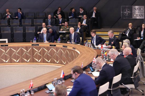 這是2月15日在比利時布魯塞爾拍攝的北約防長會現(xiàn)場。為期一天的北約成員國國防部長會議15日在比利時首都布魯塞爾結(jié)束。會議就加強北約的威懾和防御以及對烏克蘭的支持等問題展開討論。新華社記者趙丁喆攝