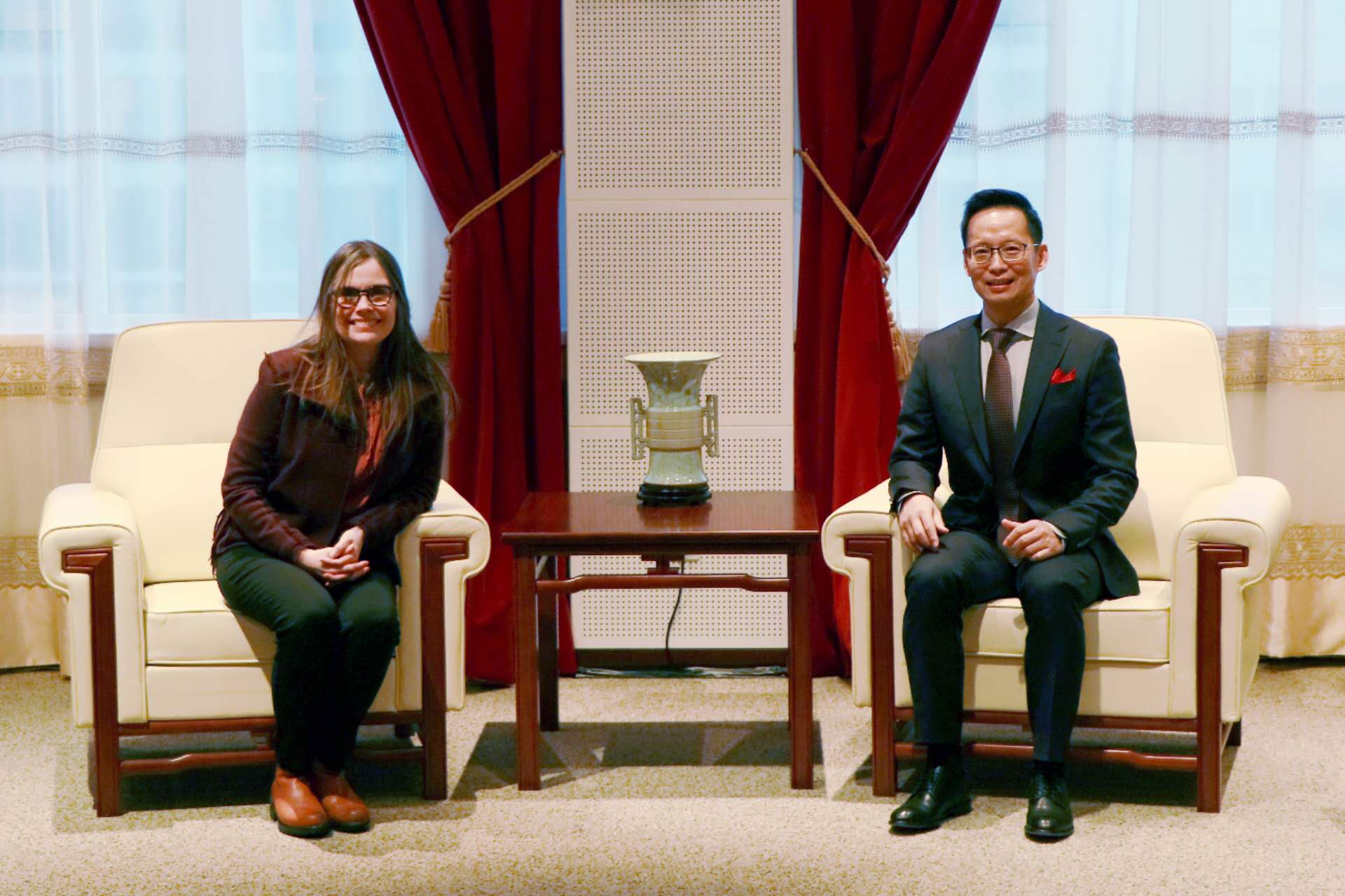 冰島總理雅各布斯多蒂爾（右一）與中國駐冰島大使何儒龍合影。中國駐冰島大使館供圖