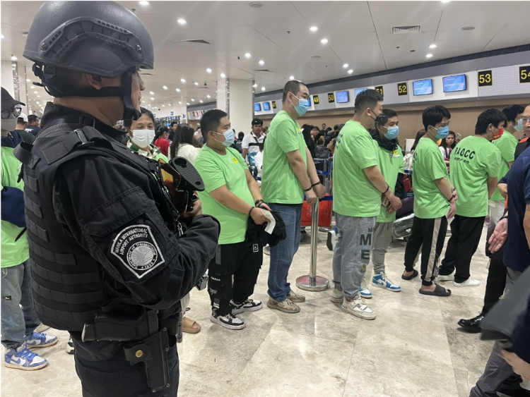 中國和菲律賓兩國執(zhí)法部門合作遣返在菲從事離岸博彩的中國公民。駐菲律賓使館供圖