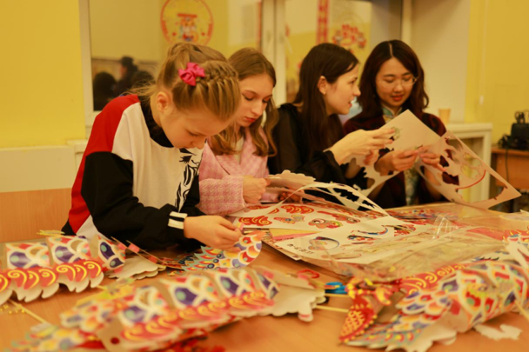 俄羅斯小朋友體驗(yàn)中國(guó)傳統(tǒng)手工藝。俄羅斯國(guó)立人文大學(xué)孔子學(xué)院供圖