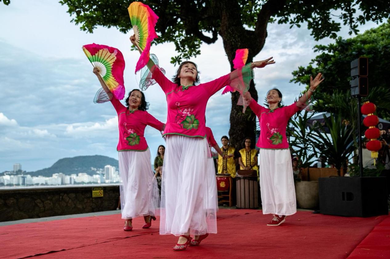 當(dāng)?shù)貢r(shí)間2月24日晚，2024年元宵節(jié)慶?；顒?dòng)在巴西里約熱內(nèi)盧市科帕卡巴納要塞舉辦。巴西山河文化促進(jìn)中心供圖