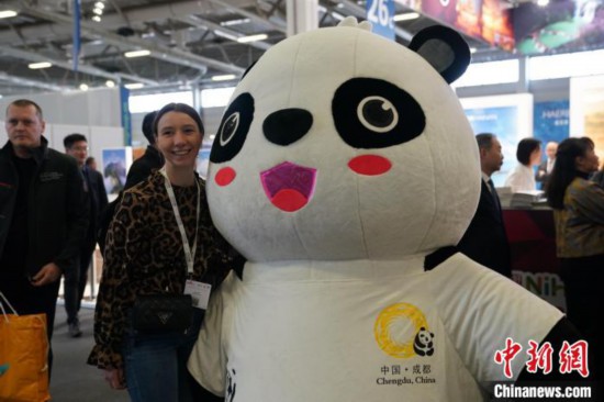 3月5日，2024年柏林國際旅游交易會(ITB)在柏林會展中心拉開帷幕。以“你好！中國”為主題的中國展區(qū)當日亮相展會。圖為觀眾與大熊貓人偶合影。中新社記者 馬秀秀 攝