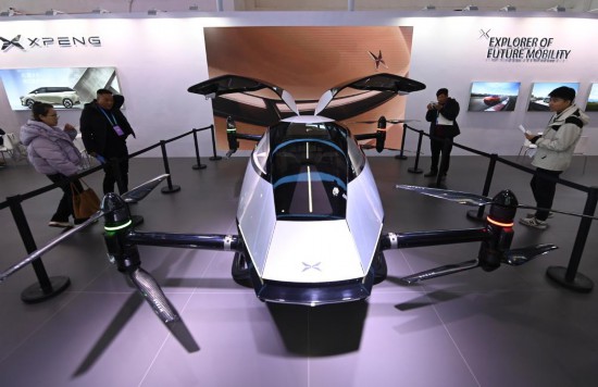 2023年12月1日，在鏈博會智能汽車鏈展區(qū)小鵬汽車展臺，參觀者觀看一臺智能飛行器。新華社記者蔡湘鑫攝