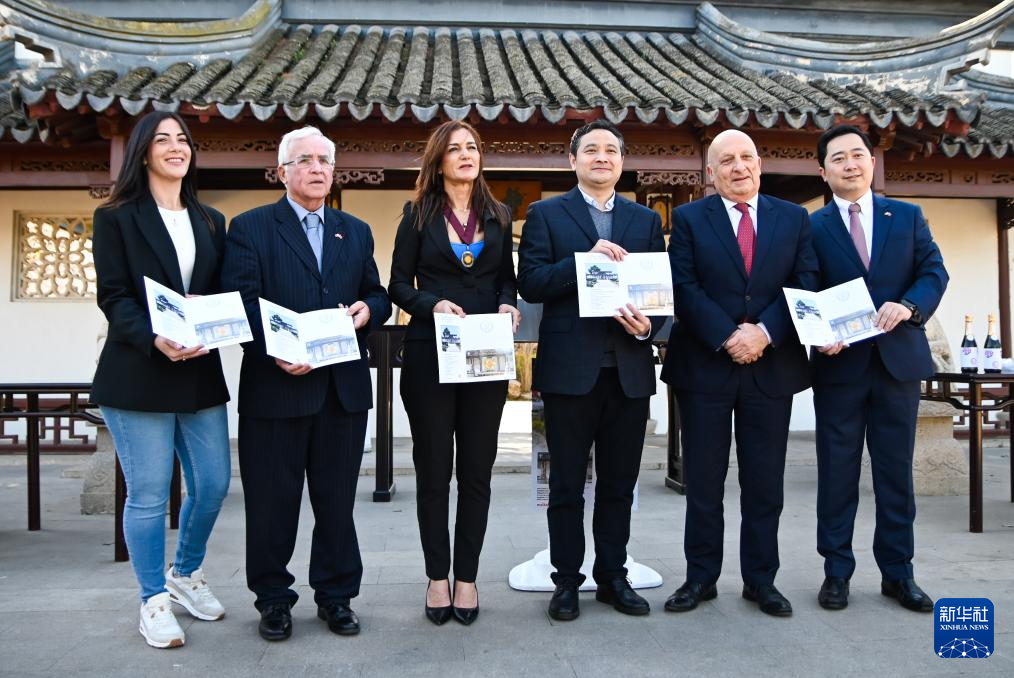 3月6日，嘉賓出席在馬耳他桑塔露琪亞市舉行的中國(guó)生肖郵票發(fā)行儀式。新華社發(fā)（喬納森·博格攝）