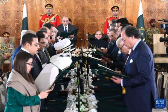   這是3月11日在巴基斯坦首都伊斯蘭堡總統(tǒng)府拍攝的內(nèi)閣宣誓就職儀式。巴基斯坦新內(nèi)閣的19名成員11日在巴總統(tǒng)扎爾達里和總理夏巴茲見證下，在首都伊斯蘭堡總統(tǒng)府宣誓就職。新華社發(fā)（巴基斯坦新聞與廣播部下轄媒體信息部門供圖）