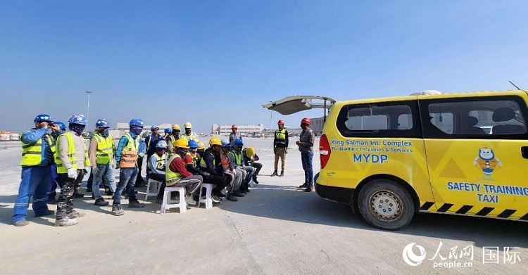 安全宣講出租車在現(xiàn)場播放安全視頻。人民網(wǎng)記者 管克江攝