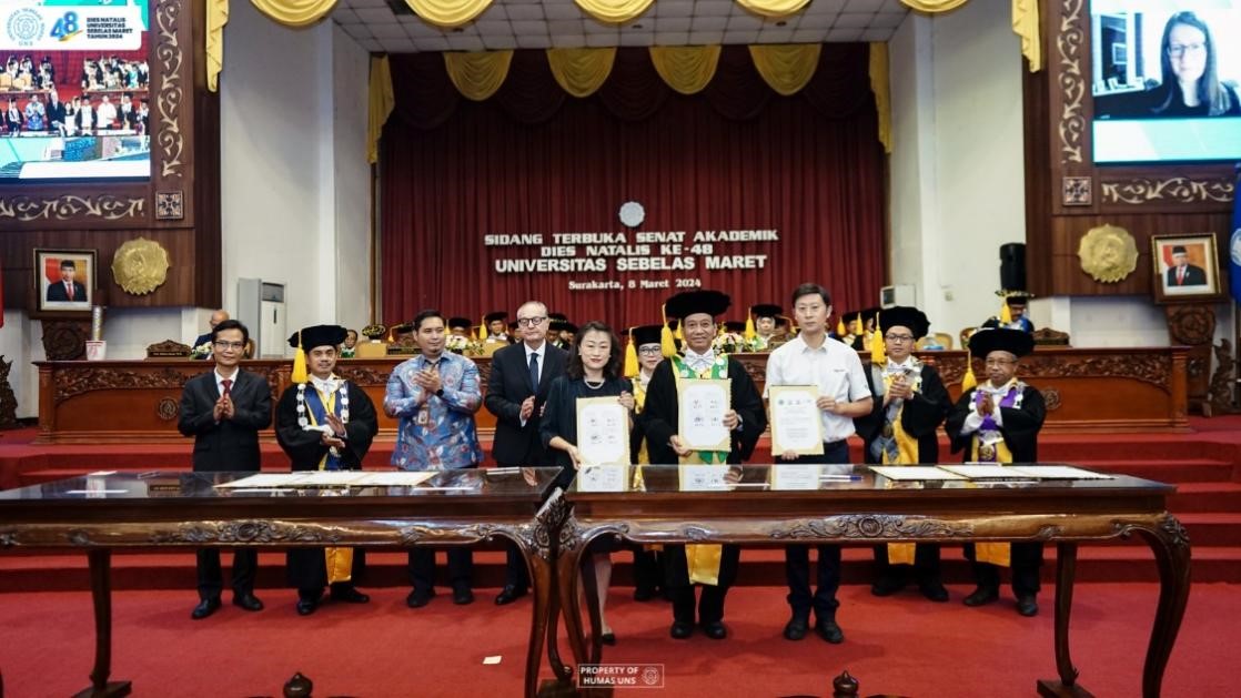 西華大學(xué)、三一一大學(xué)、印尼鋰源新材料有限公司、四川鋰源新能源有限公司四方共同簽署國際合作協(xié)議。印尼三一一大學(xué)孔子學(xué)院供圖