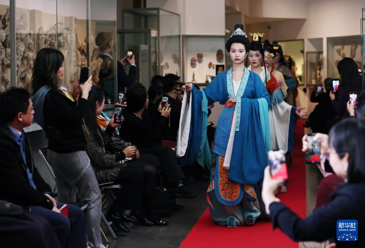 3月13日，在位于法國(guó)巴黎的吉美國(guó)立亞洲藝術(shù)博物館，模特展示敦煌復(fù)原服飾。新華社記者 高靜 攝