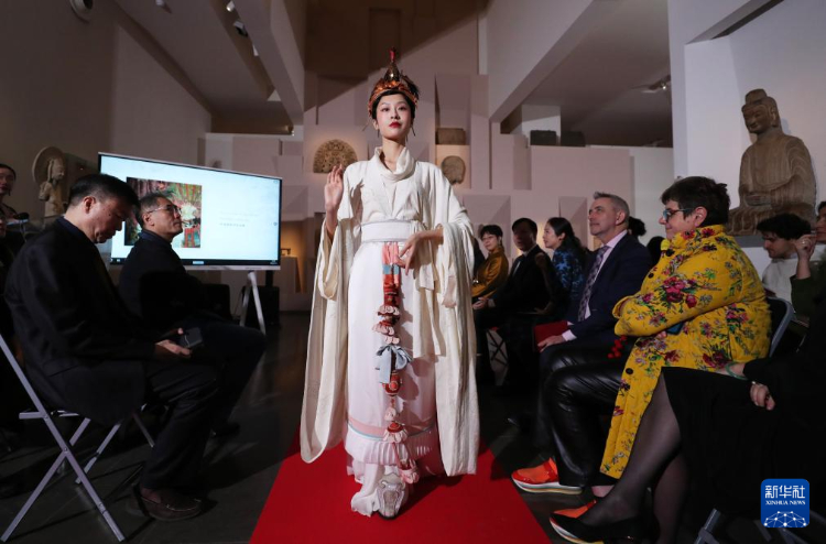 3月13日，在位于法國(guó)巴黎的吉美國(guó)立亞洲藝術(shù)博物館，模特展示敦煌復(fù)原服飾。新華社記者 高靜 攝