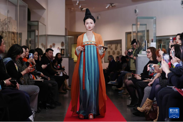3月13日，在位于法國(guó)巴黎的吉美國(guó)立亞洲藝術(shù)博物館，模特展示敦煌復(fù)原服飾。新華社記者 高靜 攝
