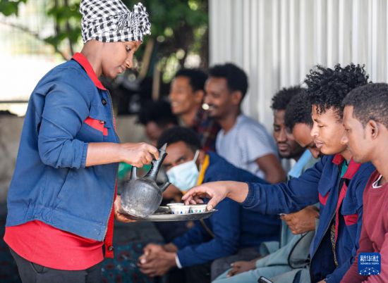 2024年2月16日，在埃塞俄比亞杜凱姆市的東方工業(yè)園，工人在工作間隙休息。 新華社記者 李亞輝 攝