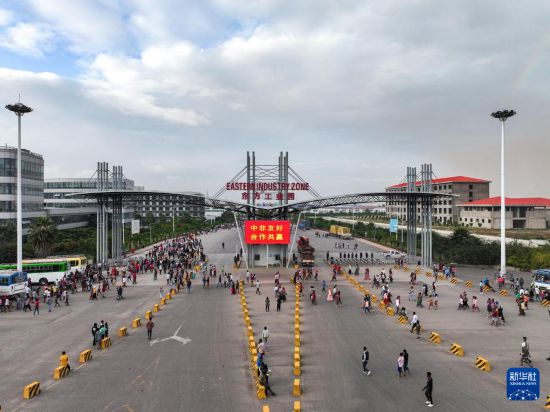 這是2023年11月3日在埃塞俄比亞杜凱姆市拍攝的東方工業(yè)園大門（無人機(jī)照片）。 新華社發(fā)（東方工業(yè)園供圖）