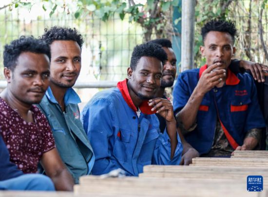 2024年2月16日，在埃塞俄比亞杜凱姆市的東方工業(yè)園，工人在工作間隙休息。 新華社記者 李亞輝 攝