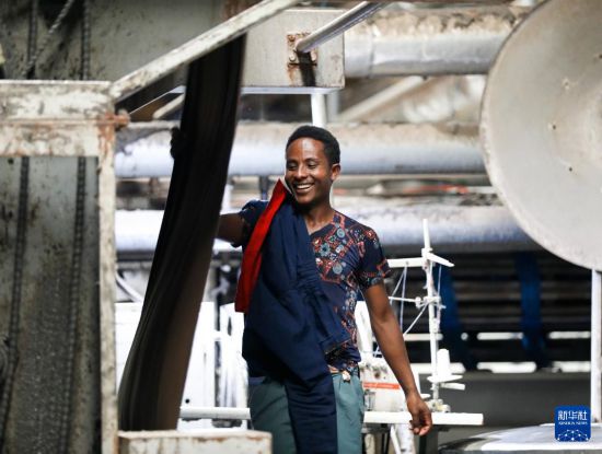 2024年2月16日，在埃塞俄比亞杜凱姆市的東方工業(yè)園，工人在東方紡織印染有限公司的車間內(nèi)工作。 新華社記者 李亞輝 攝