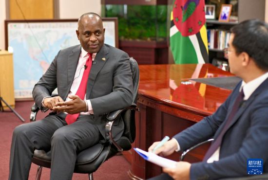 3月4日，多米尼克總理斯凱里特在首都羅索接受新華社記者專訪。新華社記者 趙凱 攝