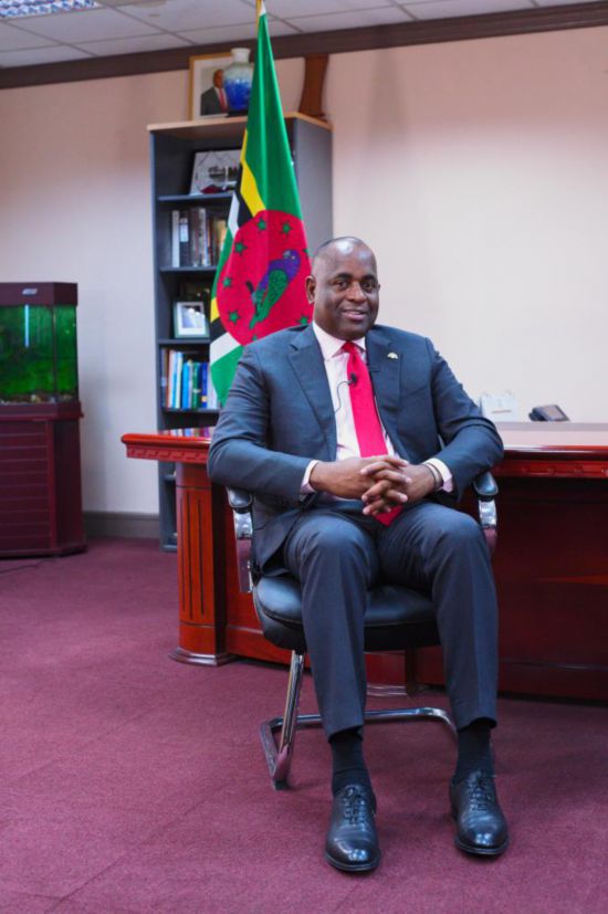 3月4日，多米尼克總理斯凱里特在首都羅索的總理辦公室接受新華社記者獨家專訪。新華社記者 趙凱 攝