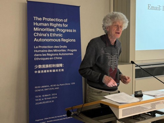 3月18日，由中國(guó)人權(quán)研究會(huì)主辦的“少數(shù)民族權(quán)利保障：中國(guó)西藏和新疆實(shí)踐”主題講座在瑞士日內(nèi)瓦舉行。圖為比利時(shí)知名藏學(xué)家安德烈·拉克魯瓦在講座上發(fā)言。新華社記者石松攝
