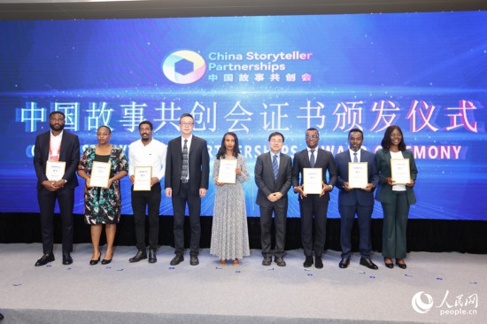 現(xiàn)場頒發(fā)證書。人民網(wǎng)記者 陳博攝