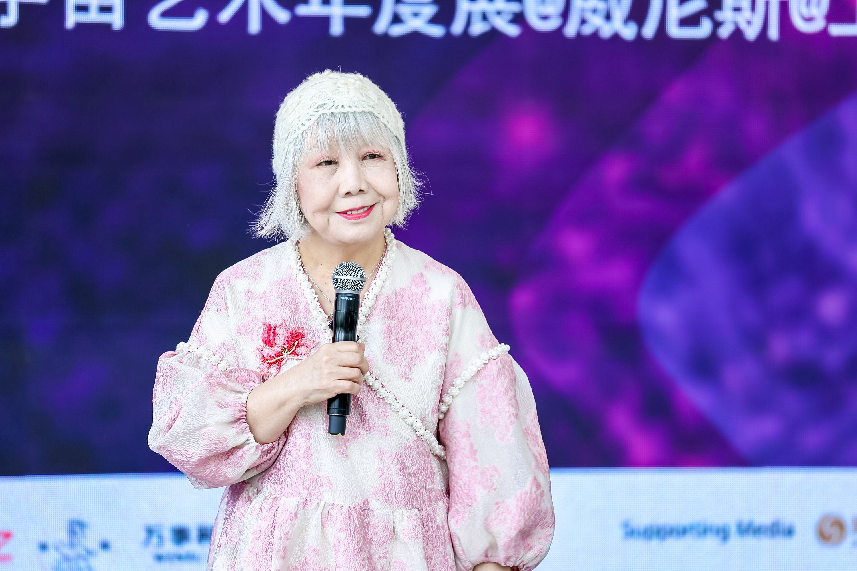 圖3：資深策展人、藝評家、臺北實(shí)踐大學(xué)教授陸蓉之致辭（圖片：鳳凰中心）