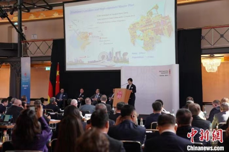 當(dāng)?shù)貢r(shí)間4月5日，由中國商務(wù)部主辦的“投資中國”德國專場推介活動在斯圖加特市舉行。中新社記者 馬秀秀 攝