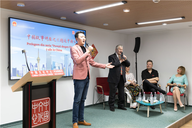中國(guó)青年男高音歌唱家方瀧與奧爾基·圖爾達(dá)合唱羅語(yǔ)歌曲。布加勒斯特中國(guó)文化中心供圖。