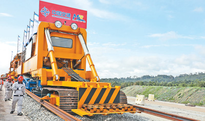 中企承建的馬東鐵項(xiàng)目創(chuàng)造就業(yè)機(jī)會(huì)超過1.8萬(wàn)個(gè)，合作的當(dāng)?shù)仄髽I(yè)超過1900家——為促進(jìn)馬來(lái)西亞東西海岸互聯(lián)互通貢獻(xiàn)力量（共建“一帶一路”第一現(xiàn)場(chǎng)）