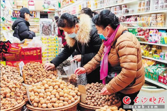 　　在長(zhǎng)沙南門(mén)口菜市場(chǎng)附近的一家炒貨店內(nèi)，市民正在選購(gòu)年貨?！　￠L(zhǎng)沙晚報(bào)全媒體記者 范宏歡 攝