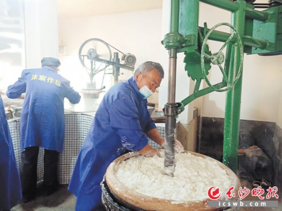 　　作坊里工人正在進(jìn)行粉絲生產(chǎn)。受訪者供圖
