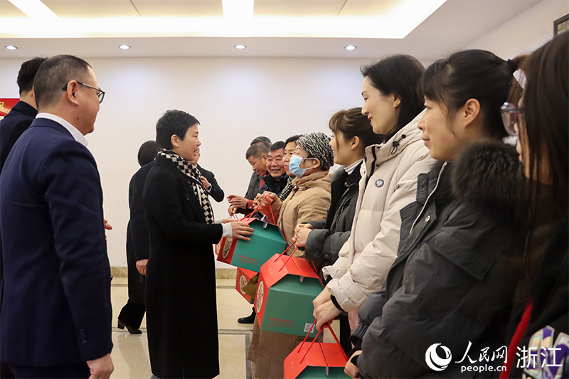杭州市上城區(qū)“我為年夜飯?zhí)淼啦恕睈?ài)心禮盒正式啟送。人民網(wǎng) 秦文攝
