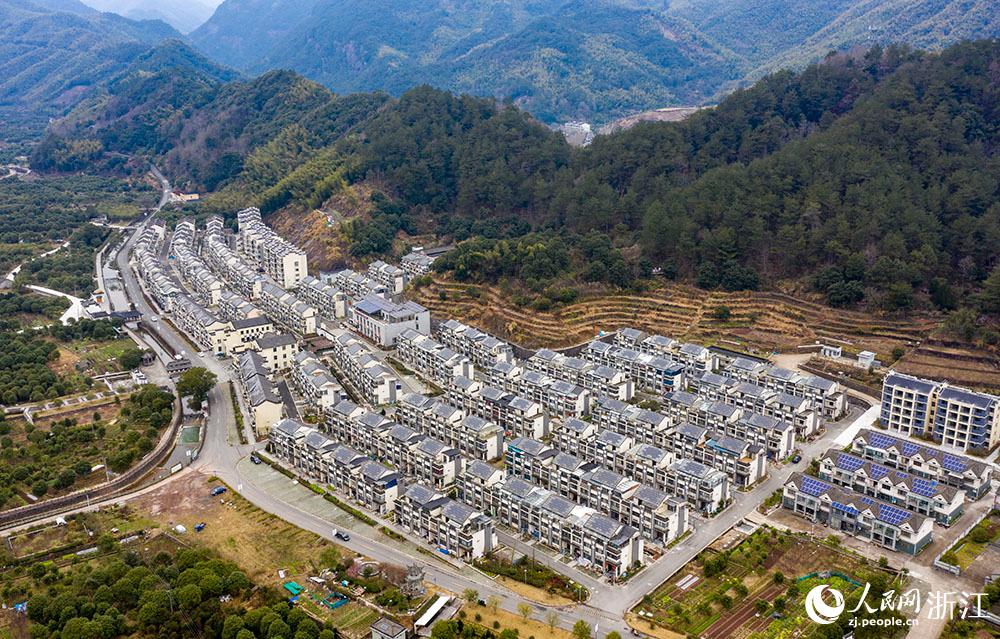 近日，航拍寧波市海曙區(qū)龍觀鄉(xiāng)李岙村屋頂光伏項(xiàng)目。人民網(wǎng) 章勇濤攝