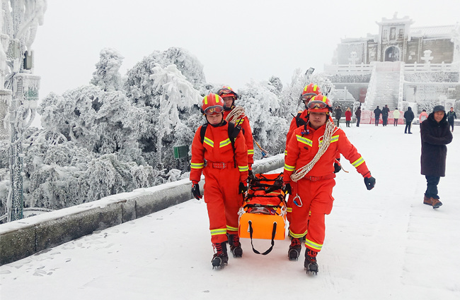 穿梭在南岳山谷間的那一抹“消防橙”。受訪者供圖