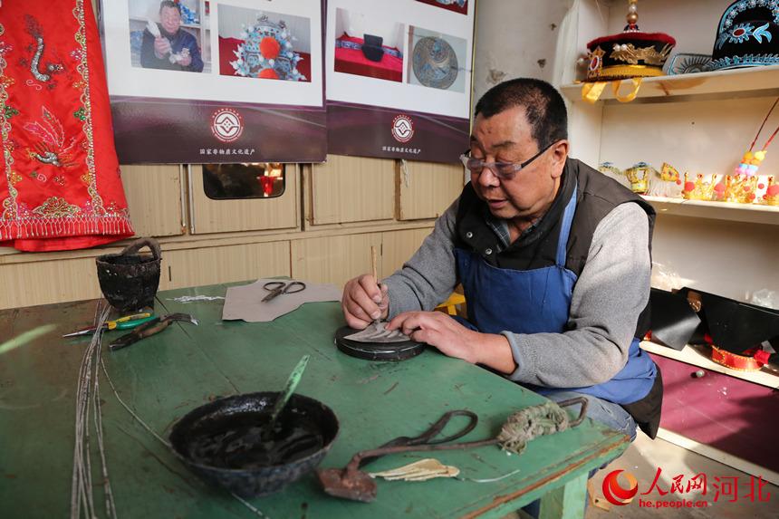 戲曲盔頭技藝傳承人許茂臣正在足活。 韓冰攝