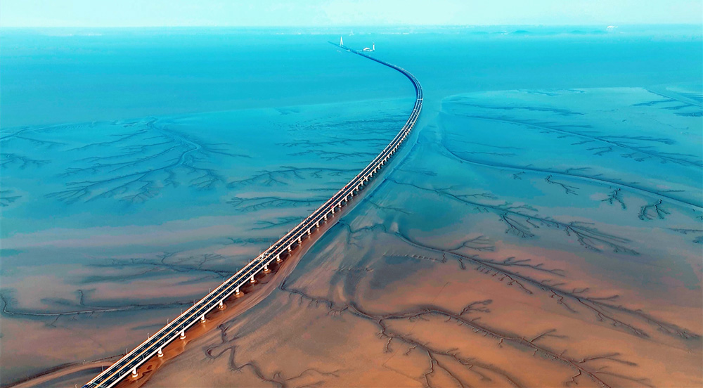 錯落有致的溝壑與灘涂地貌有機融合，勾勒出形態(tài)各異的“灘涂丹青”。虞昌勝攝