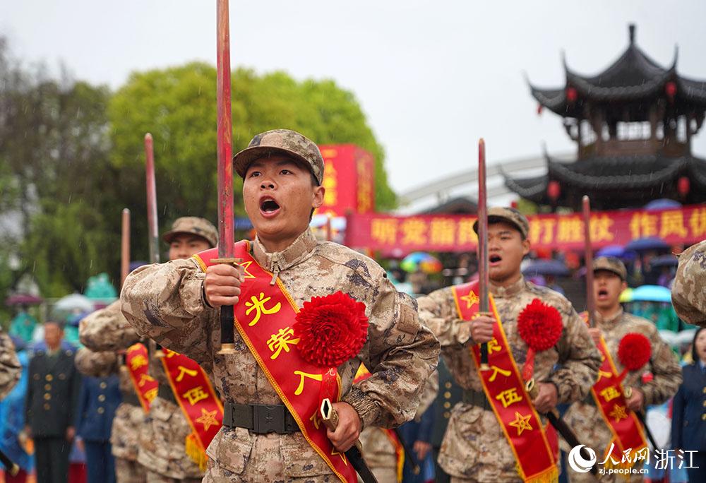 3月22日，新兵們高喊誓言、莊嚴亮劍。人民網(wǎng) 章勇濤攝