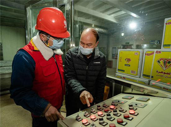 電力工作人員對(duì)用電企業(yè)進(jìn)行指導(dǎo)。受訪(fǎng)單位供圖