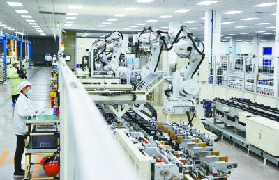 全球鋰離子電池領(lǐng)軍企業(yè)欣旺達動力電池生產(chǎn)車間。 南京日報/紫金山新聞記者 崔曉 攝