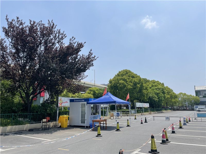 常態(tài)化“核酸采樣工作站”亮相上海街頭。龔昱攝