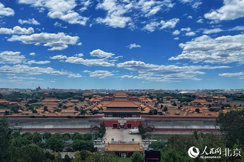 北京再現(xiàn)“高顏值”藍(lán)天白云。 人民網(wǎng) 池夢(mèng)蕊攝