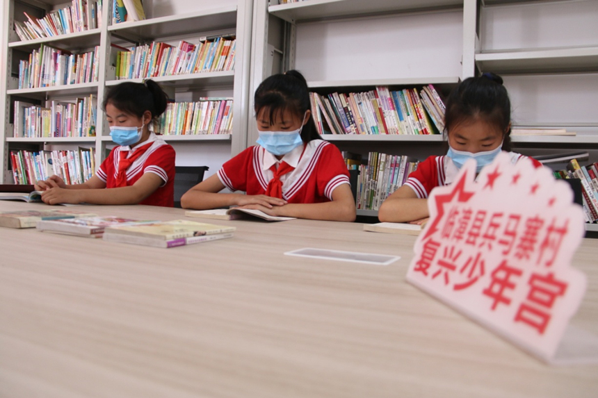 河北省臨漳縣柏鶴集鄉(xiāng)兵馬寨村復興少年宮，孩子們在閱覽室讀書。 申志好攝