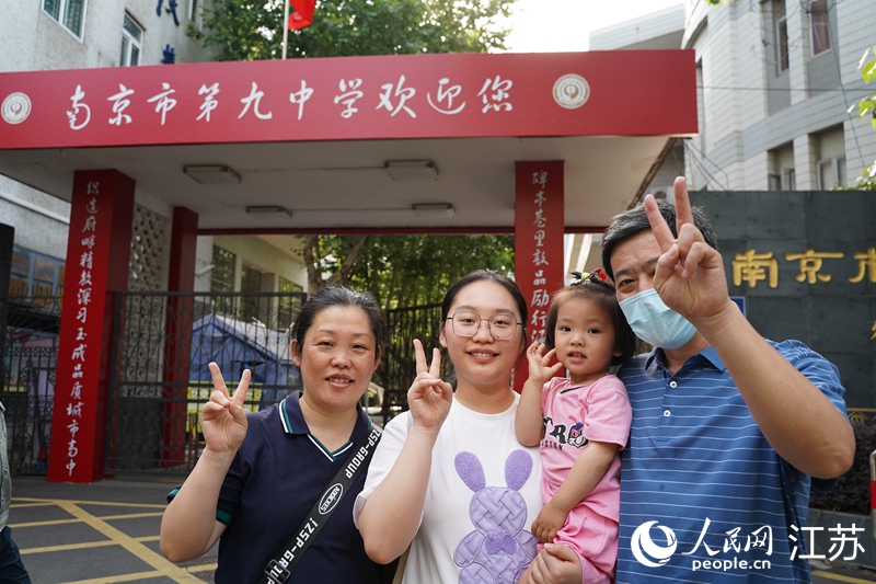 一家人在考點(diǎn)前合影留念。周夢(mèng)嬌攝