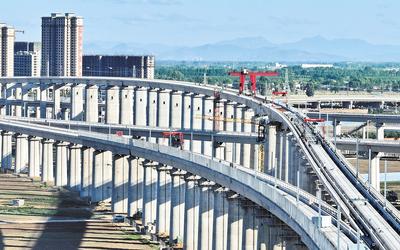 6月7日，工人在唐山市高新技術(shù)開發(fā)區(qū)境內(nèi)的京唐城際鐵路建設工地施工（無人機照片）。 新華社記者 楊世堯攝