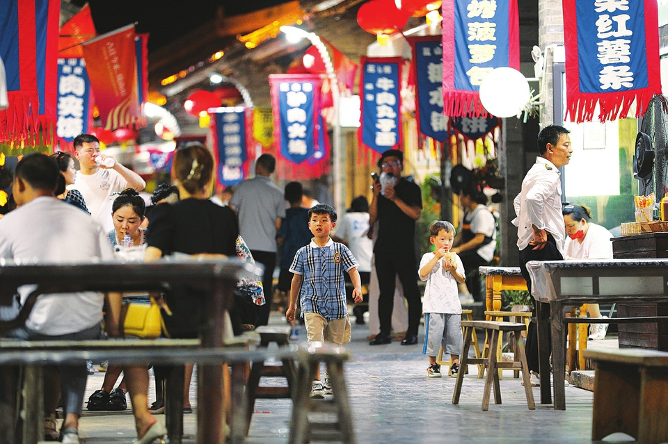  6月17日晚，游客在運(yùn)城市鹽湖區(qū)嵐山根運(yùn)城印象景區(qū)內(nèi)游玩。連日來，運(yùn)城市通過發(fā)放消費(fèi)券，培育夜購(gòu)、夜味、夜宿、夜玩、夜賞的消費(fèi)形態(tài)，迅速推動(dòng)消費(fèi)企穩(wěn)回暖，為經(jīng)濟(jì)發(fā)展注入強(qiáng)勁動(dòng)力。 金玉敏攝