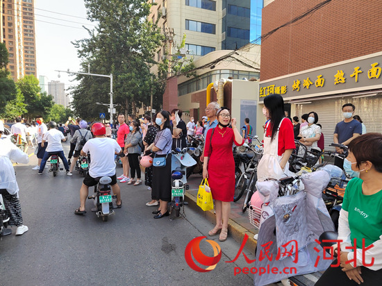 石家莊外國語學校考點外送考的家長。人民網(wǎng) 祝龍超攝