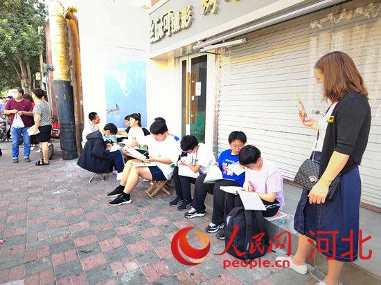 臨進考場，考生抓緊時間再復習一下。人民網(wǎng) 祝龍超攝