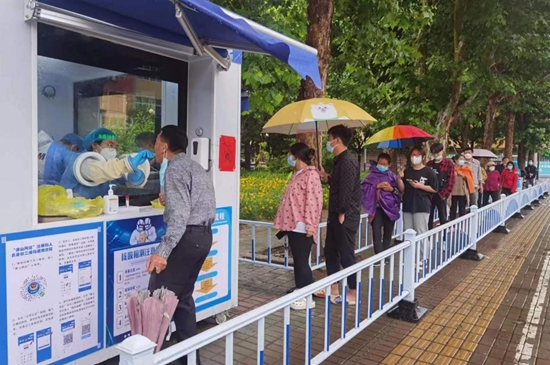 核酸采樣志愿者們上崗。孫金梅攝
