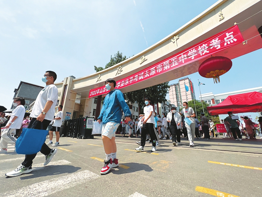 六月二十日，中考太原五中考點(diǎn)，完成首門考試的考生滿懷信心走出考場(chǎng)。記者李兆民攝