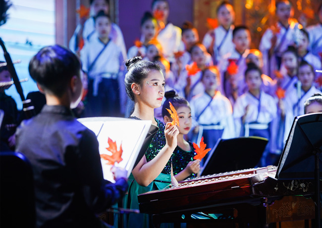 樂(lè)團(tuán)在臺(tái)上演出。單位供圖